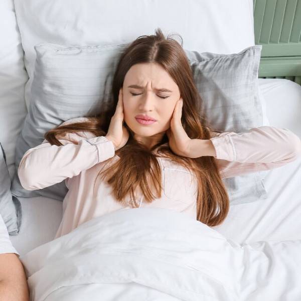 隣人「あなたの子がうるさい！」私「今子どもと外出中ですけど…」隣人が聞いていた”声の正体”に背筋が凍る