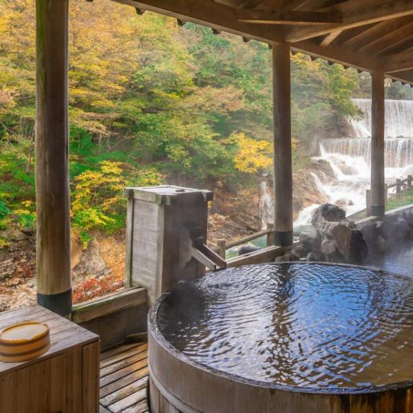 夫の収入で豪遊する妻と義母「温泉行かない？」夫「予約したよ」当日⇒妻から”SOS連絡”！？しかし、夫の『返答』に妻「へ？」