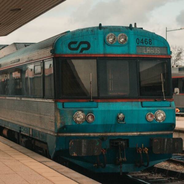 満員電車で…”高齢女性”を立たせたまま席を占領する中学生！？声をかけると⇒【トンデモ行動】に制裁が下る！？