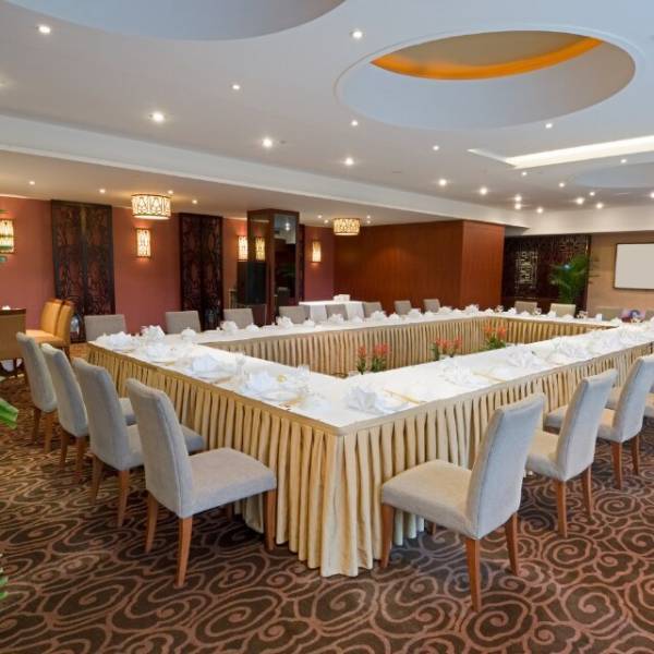 同窓会幹事「とりあえず来いよ！」「久しぶりだし…楽しそうね」当日、会場へ向かうも⇒中で気づいた”違和感”に愕然…