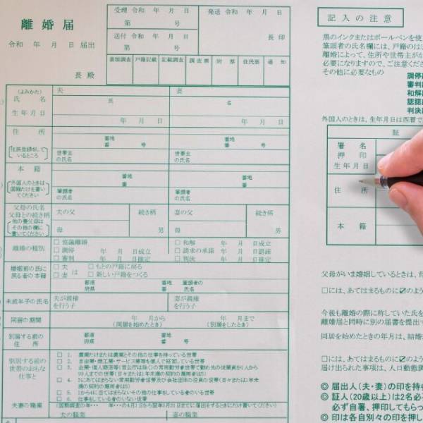 浮気夫「署名した離婚届を送れ」妻「ちゃんと提出してよ」離婚して1週間後、夫が”SOS連絡”！？⇒しかし、妻の返事に「そんな…」