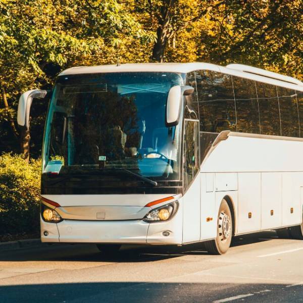 バスに乗ると…『個人情報』を大声で話す”2人の教師”に驚く乗客…⇒この直後、教師の後ろにいた【男性の一言】で状況が一変！？