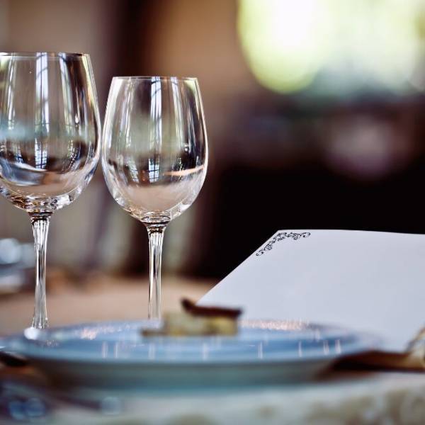 デートで高級レストランを予約した男性「日曜日の11時ね」しかし当日、女性は来ず…⇒男性「家に行くからな！」女性「来てもいいけど…」