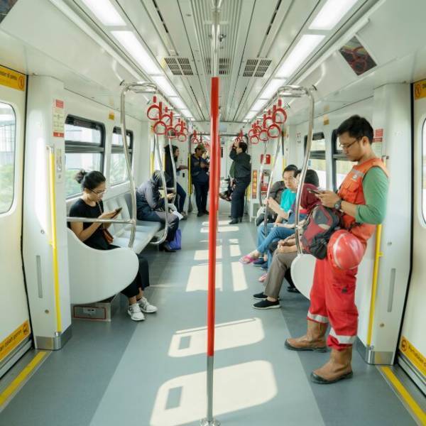 電車で…女性「空いててラッキー♡」席についた次の瞬間⇒「どっか行けよ…！」乗客たちに”睨まれた”ワケに絶句