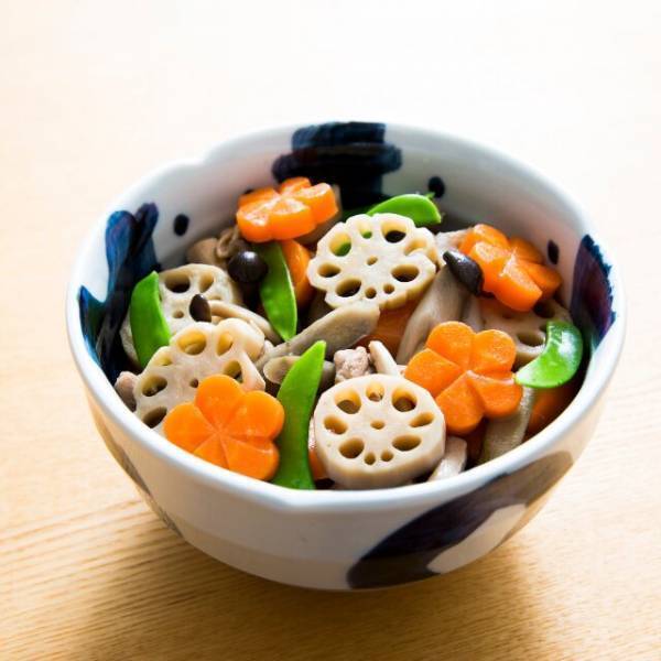 冷凍庫にあった”煮物”を振る舞うと…顔色を変えた義母に違和感。猛烈に批判を始めるも⇒「この煮物って…」「えっ」