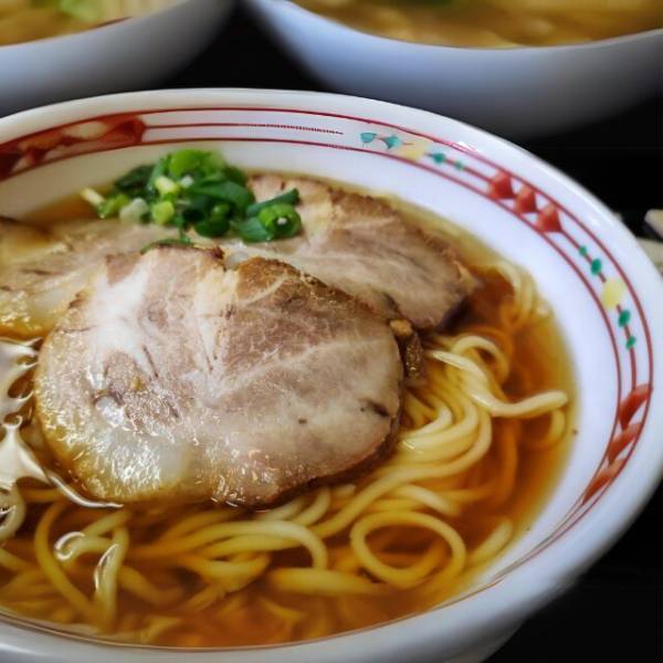 常連のラーメン屋で…「ん…？」出された”チャーシュー”に違和感。客「以前と違くないですか？」→直後、店員の”ありえない返答”に絶句…