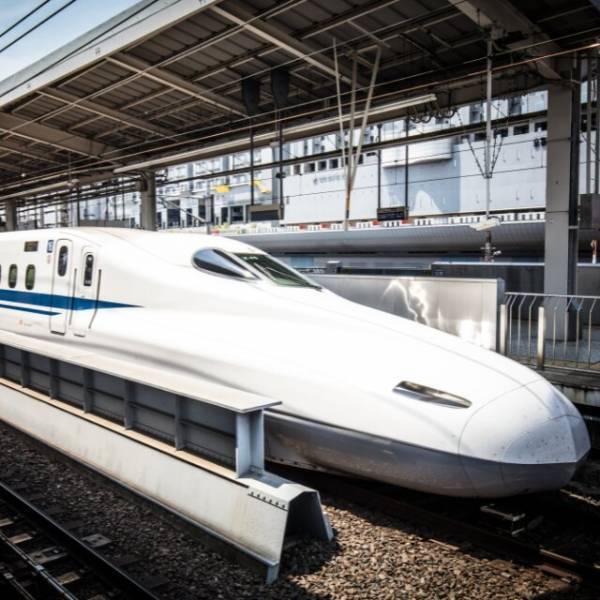 新幹線の客「赤ちゃんいるなら外に出てよ」大声で文句を言い続ける女性グループ…⇒しかしこの後「待って」隣にいた男性客が仰天行動に！