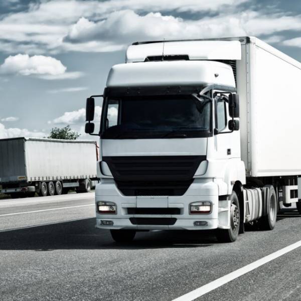 高速道路で…『クラクション』を連打するトラック！？⇒友人「一旦車をとめよう」私「わかった」直後、”まさかの状況”に戦慄…