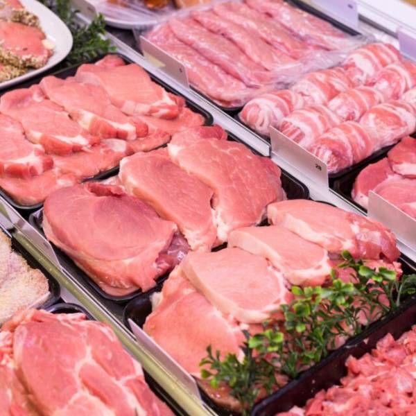 ”2割引きの豚肉”を買い物かごに入れていると…「私が買うものだったの」見知らぬ女がまさかの行動に！？全てを見ていた【店員のファインプレー】に救われる