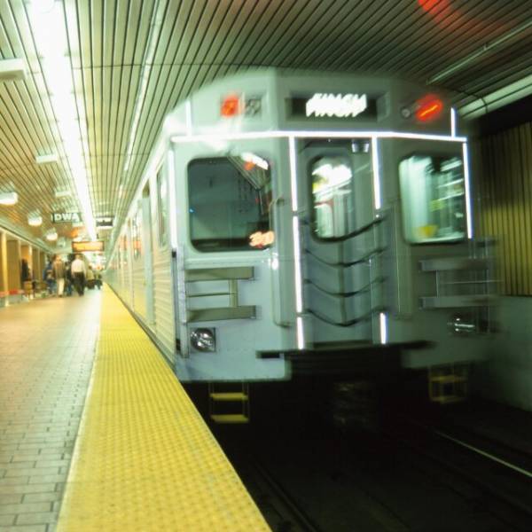 電車で…「優先席じゃねえから！」”年配女性”を蹴り飛ばし、座席を占領する男子中学生…⇒直後、見かねた乗客の【容赦ない対応】に拍手！