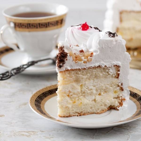 カフェで…店員「ケーキ1個と紅茶1杯で何時間もいたら迷惑」横柄な態度にイラッ！しかし…⇒次の瞬間、店長が【放った言葉】に店員唖然