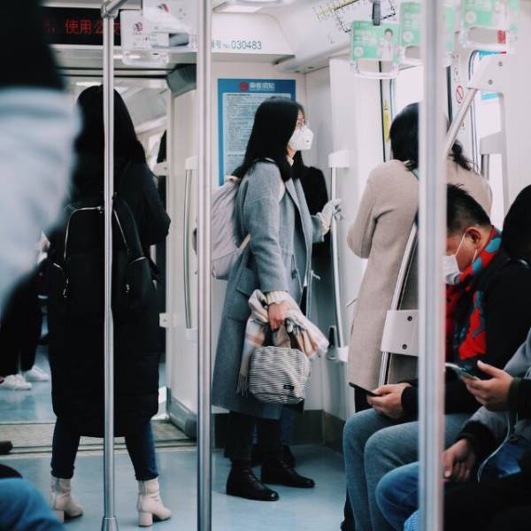 電車内で…「ママ見て！」席でジャンプする子どもと”放置”する親⇒次の瞬間、しびれを切らした高校生が一言！