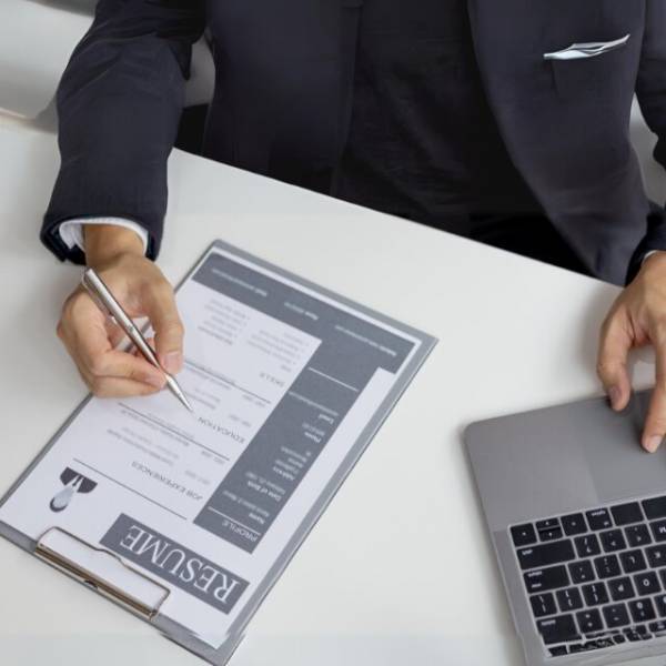 面接で…”立派な経歴”を語る男。連絡を続けていたが…「就活悩んでて」「いい方法があるよ」”驚きのテクニック”が明かされる