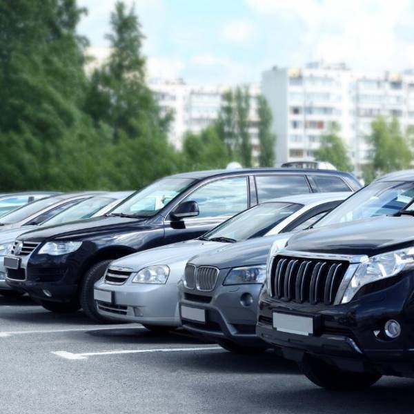 駐車料金を節約するため、空き地に”無断駐車”を続けた女。ある日、人だかりができていて…近隣住民が見た【悲惨な末路】に絶句