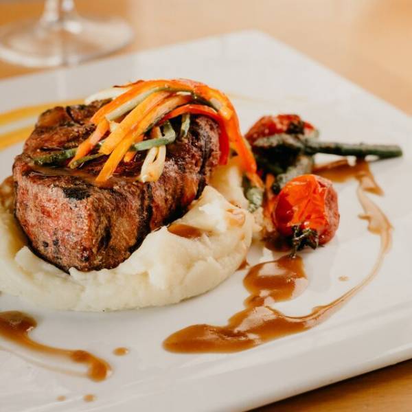 予約したレストランで…客「4名キャンセルで」店員「かしこまりました」しかし直後⇒店員の【予想外の対応】に「はあ？」