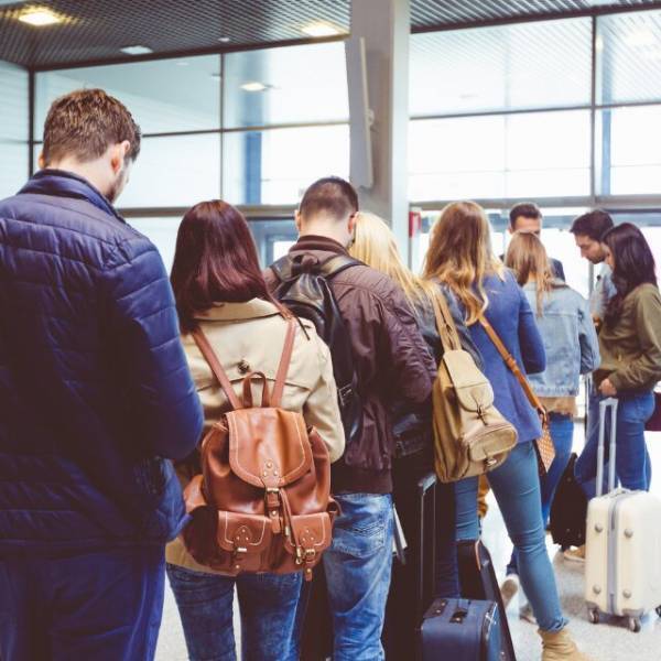 人気店で…大行列に身内を”5人”割り込ませる男「文句あんの？」直後⇒店員「恐れ入りますが…」続けた”言葉”に驚愕！