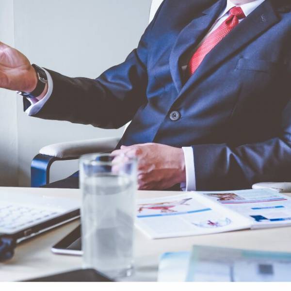 転職先のホワイト企業で…先輩「土日返上で働けよ」部長に相談した結果→”衝撃的事実”が判明する…！？