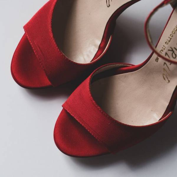 合鍵で入ると…玄関に『女物の靴』が！？部屋に入ると”見知らぬ女”がいて⇒私「あ、どうも…」女「ぷっ」笑いながら放った言葉に「は…」