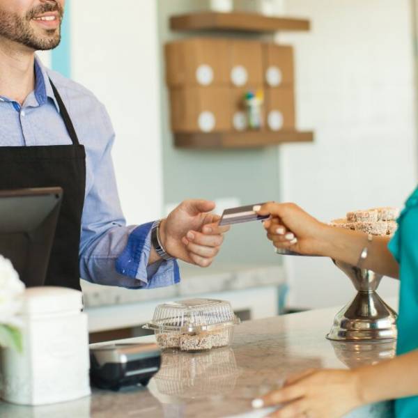 コンビニバイトを始めて1週間後…客「箸を10本」店員「え？そんなに？」客が”箸を求める理由”を聞いて…⇒「こちらどうぞ」