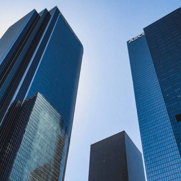 会社の壁に1枚の紙が…『倒産しました。』帰宅後すぐ報告すると妻は…「大丈夫！」⇒しかし翌朝、夫は机にあった『2枚の紙』に釘づけ！？