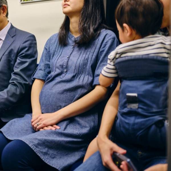 電車内で騒ぐ5歳児「ママ見て！」…座席で『ジャンプ』する子どもを”完全放置”する母親⇒しかし、痺れを切らした女子高生が動き出す！