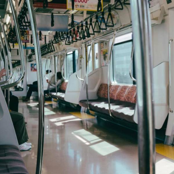 電車で『席に座る』と…乗客たちに睨まれた！？直後⇒子ども「ママ、あの人…」続けて放った言葉に顔面蒼白…！？