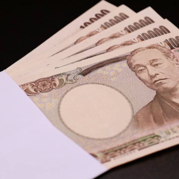 高校の友人「お前の親から毎月1万円もらっていた」「は？」後日、両親に”数年間”お金を渡し続けた理由を聞くと⇒笑顔での回答に絶句…