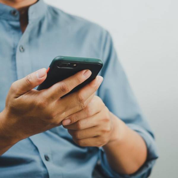 旅行前の妻「連絡してきたら離婚」夫「お前からは連絡してこないんだな？」しかし1週間後、妻から”連絡の嵐”！？⇒夫の返事に「は！？」