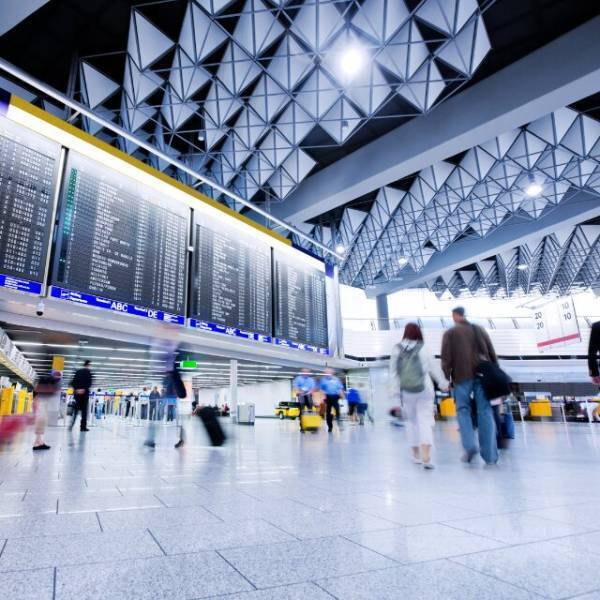 海外旅行先の空港で…妻「カードが使えなくて帰れない！」夫「利用停止にしたからね」突然の出来事に驚く妻だが⇒夫の追撃に「は？」