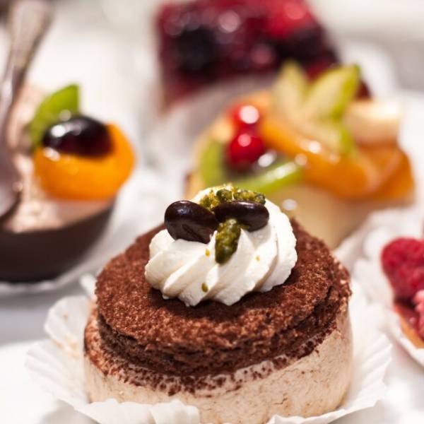 『ケーキ』を注文すると…店員「うっわー」続けて放った”店員の言葉”に衝撃…客「なんですって？」