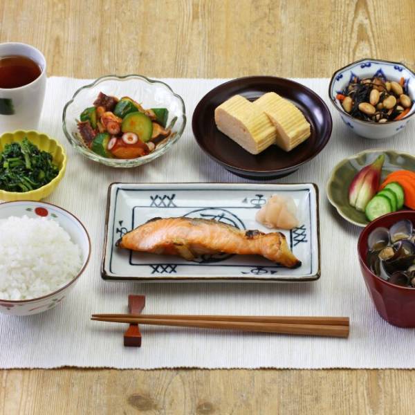 定食屋で…常連客「いつもの」「覚えてないの？」難癖をつける客が来なくなって2週間⇒客からの”電話”に背筋が凍る…