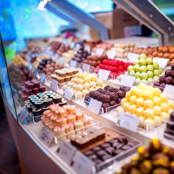 人気スイーツ店で…行列を無視した客「文句あんの？」店員「申し訳ございません…」直後、店員の”まさかの発言”に…客「ひいい！」