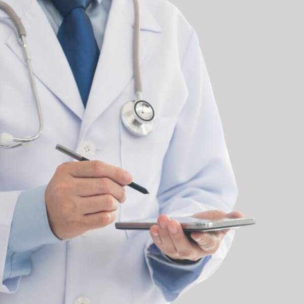 夕飯時…4歳の娘「あし、うごかない」急いで病院へ行くも”原因”は掴めず⇒別の病院へ行くと…医者「お散歩しようか？」