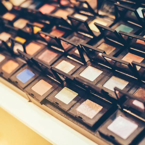 化粧品売り場で…『無料サンプル』を強引に奪い取る客！？店員が注意すると⇒客「はあ？」この後続けた言葉に絶句…