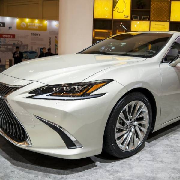 『新車』を購入した翌日…職場に”車の担当者”が来店！？その後⇒新車を【キャンセル】する事態に…