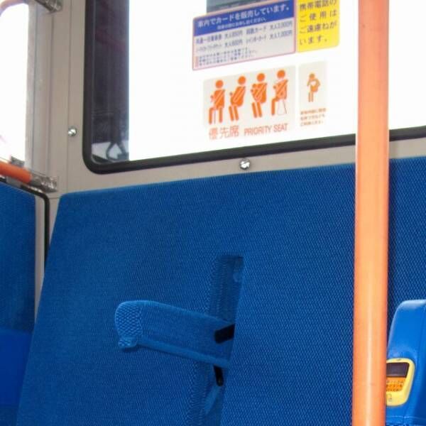 電車で…中学生「ここ優先席じゃねーから！」年配女性を蹴り飛ばした！？しかし次の瞬間…⇒近くにいた乗客による”咄嗟の行動”に顔面蒼白