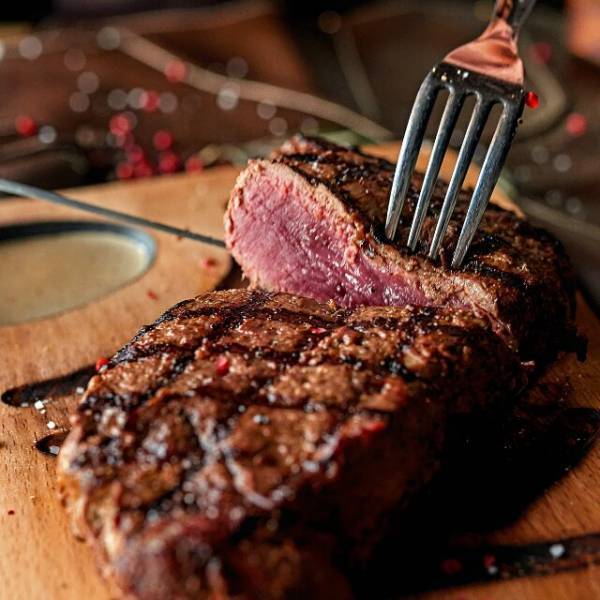 “ステーキ”を注文した夫「うめぇ！」⇒客「奥さんかわいそう」笑顔でステーキを食べた結果…”客の注目”を浴びることに！？