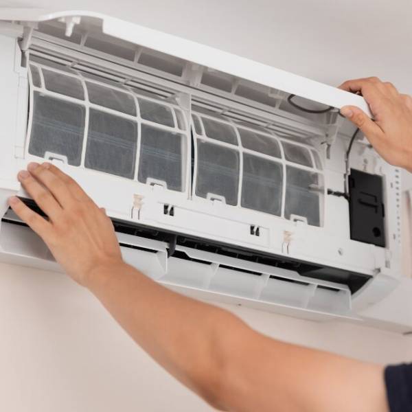 新品のエアコンを購入…しかし1時間後「もう壊れたんだけど！」業者に連絡するが⇒「お宅さぁ～」続けた言葉に絶句…