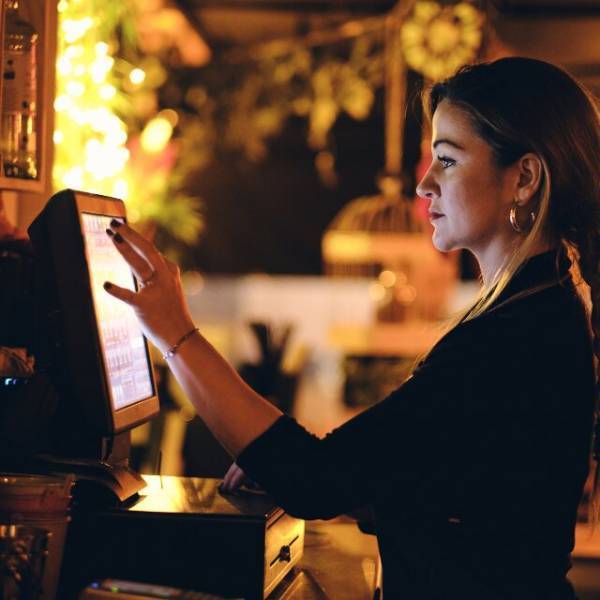 高級ブランド店の会計で…店員「カードがご利用できません」客「昨日まで使えていたのに…」⇒直後判明した『原因』に顔面蒼白…