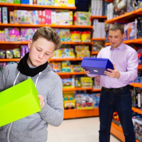 おもちゃ屋で…店員「1箱30万円です」定価と違いすぎる！？⇒抗議するも、店員の説明した”値段の理由”に、客「クレーム入れてやる！