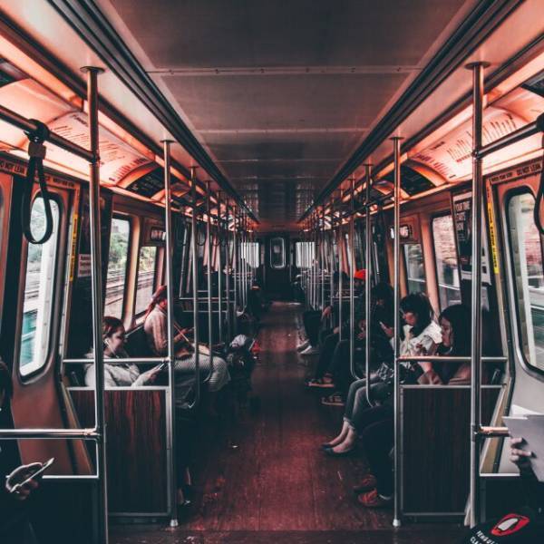 電車で…高齢者「年寄りに席譲れ」大学生「あの、足をケガしていて…」文句を言う高齢者に席を譲るも…⇒とんでもない事態に！？