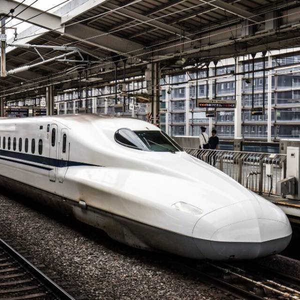 新幹線で…客「赤ん坊連れ？」「最悪～（笑）」大声でイヤミを言う女性…次の瞬間⇒隣にいた男性の行動に仰天！