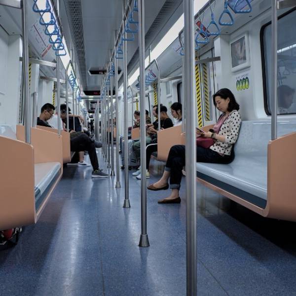 【女子高生ナイス！】電車で…「ママ見て！」車内を”走り回る”子どもを放置する母⇒次の瞬間…痺れを切らした女子高生が一喝！