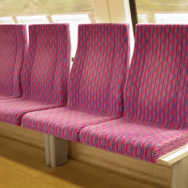 電車で…”立っている高齢者”を蹴った中学生「優先席じゃねーから！」しかしこの後⇒中学生が青ざめる事態に！？