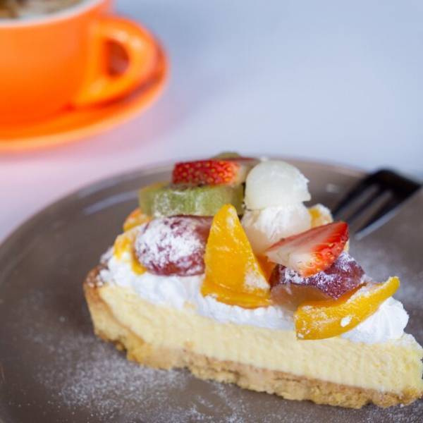 賑わっているカフェで…店員「フルーツタルトお待たせしました」客「ん？」提供されたタルトを見て違和感⇒客「ど…どうこと！？」