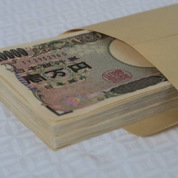 祖母の家の犬小屋を掃除していると…【100万円】が出てきた！？すぐさま祖母に報告するも→「これがあれば…」涙のワケに絶句！？