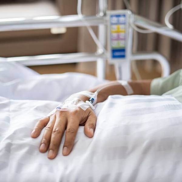 私「倒れて入院しました」上司「大げさだな」5日間の有給申請をした結果⇒「受理しない」直後、上司が明かした”まさかの事実”に「え」