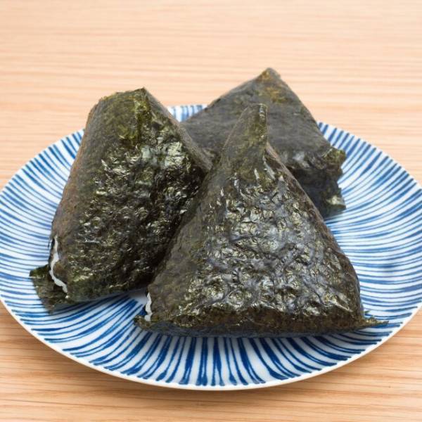 コンビニで…客「箸10本って言ってるのに断るのか？」店員「おにぎり1個なので不要です」さらにこの後⇒店員の【鋭い指摘】で一触即発！？