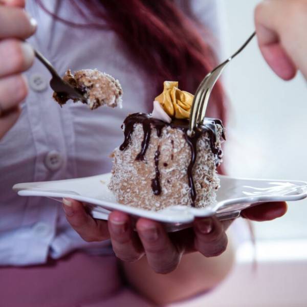 ケーキ屋で…夫婦「シェアするのでケーキ1個で」店員「わかりました」しかし直後⇒店員がとった【行動】に「えぇ！？」