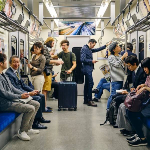 電車内で…中学生が”高齢女性”の荷物を蹴り飛ばした！？「優先席じゃねーから！」⇒次の瞬間、中学生は顔面蒼白に！？